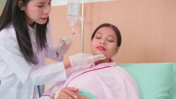 Asiatische Kosmetikerin Injizieren Botox Ins Gesicht Der Patientin Gesichtspflege Hautbehandlung — Stockvideo