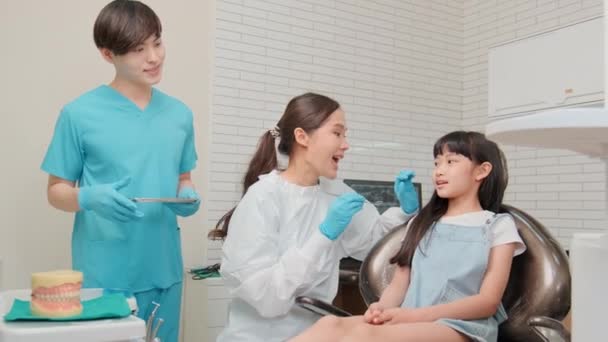 Aziatische Vrouwelijke Pediatrische Tandarts Assistent Controleren Onderzoeken Van Een Klein — Stockvideo