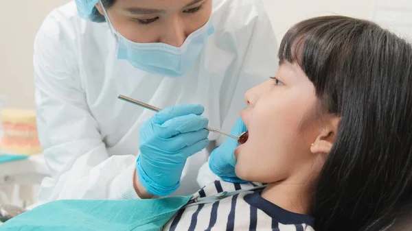 Asian Female Dentist Examine Young Girl Patient Teeth Toothache Stomatology — Stock Photo, Image