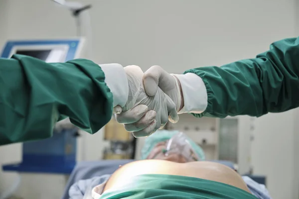 Aus Nächster Nähe Zwei Spezialisierte Chirurgen Schütteln Nach Erfolgreicher Operation — Stockfoto