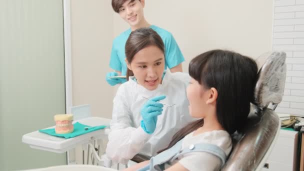 Asiatische Kinderzahnärztin Und Assistentin Prüfen Und Untersuchen Karieszähne Eines Kleinen — Stockvideo