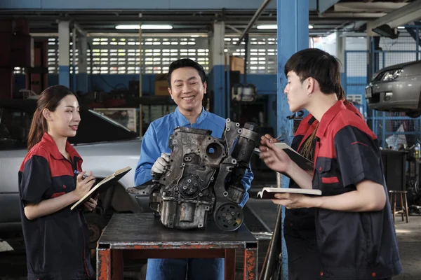 Specialist Lecture Male Supervisor Engineer Train Describe Automotive Engines Mechanic — Stock Fotó