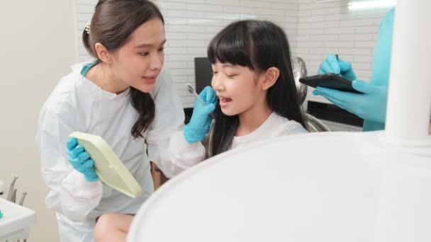 Asiática Dentista Pediátrico Feminino Assistente Verificação Exame Dentes Cárie Uma — Vídeo de Stock