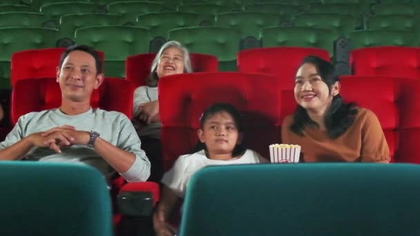 Asyalı Aile Izleyicileri Sinemada Birlikte Sinema Izlemekten Hoşlanırlar Çocuk Ebeveynlerin — Stok video