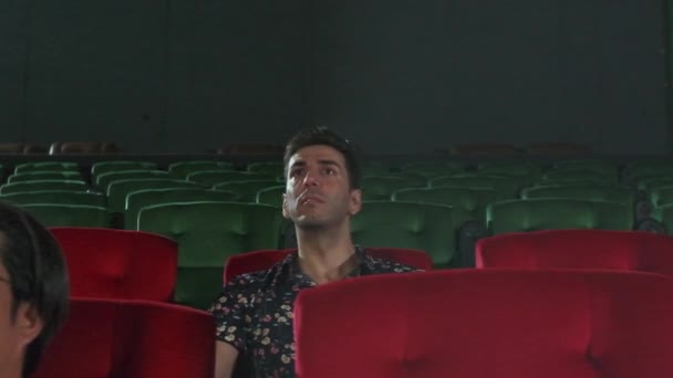 Genç Spanyol Erkek Izleyiciler Sinemada Dramatik Gösteriler Aksiyon Filmleri Izlerken — Stok video