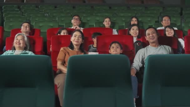 Çeşitli Insanlar Sinemalarda Komedi Sineması Izlemekten Hoşlanırlar Asyalı Aileler Diğer — Stok video