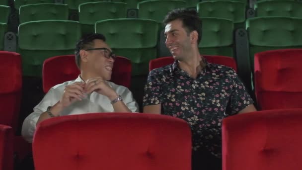 Couple Male Audiences Lovers Express Emotion Watching Romantic Cinema Together — Stock Video