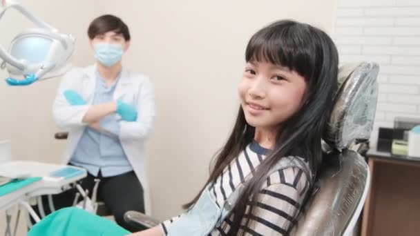 Portrét Asijské Malé Holčičky Zubním Kartáčkem Zuby Kartáčky Mužským Pediatrickým — Stock video