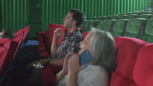 Senioři Používají Mobilní Telefony Kině Narušuje Mužské Hispánské Jiné Publikum — Stock video