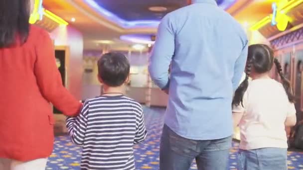 Азіатська Сімейна Аудиторія Приїжджає Кіно Коли Відкривається Театр Показує Кіно — стокове відео