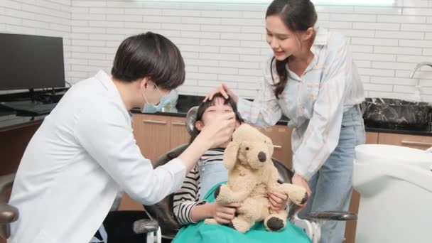 Azjatycki Stomatolog Dziecięcy Sprawdza Bada Zęby Dziewczyny Matką Zachęcane Klinice — Wideo stockowe