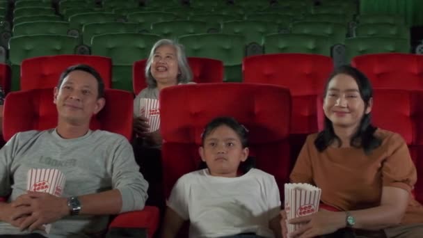 Audiencias Familiares Asiáticas Disfrutan Viendo Cine Juntos Los Cines Los — Vídeo de stock