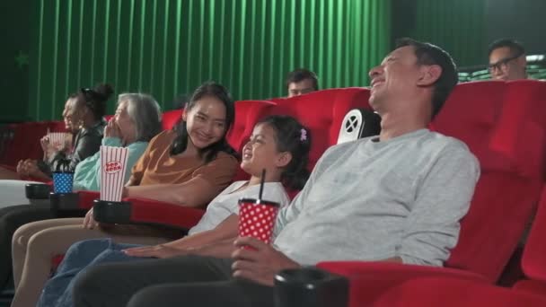 Olika Människor Tycker Att Titta Komedi Bio Biografer Asiatiska Familjer — Stockvideo