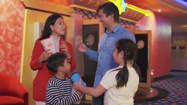 Audiencias Familia Asiática Vienen Cine Cuando Teatro Abre Espectáculos Cine — Vídeo de stock