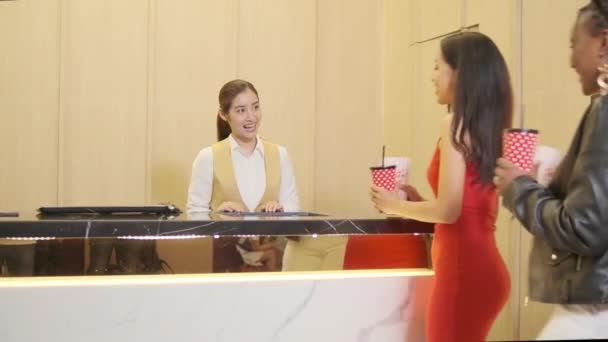 Personnel Théâtre Asiatique Joyeux Vendant Des Billets Cinéma Jeunes Amies — Video
