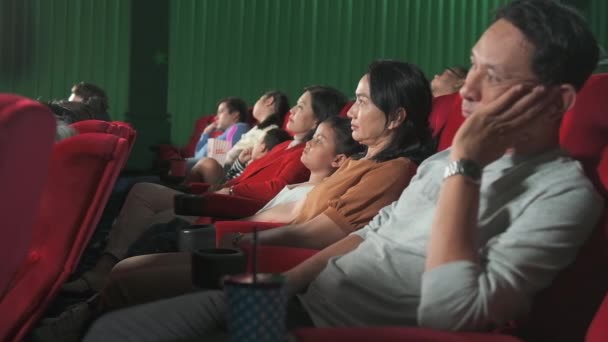 Varias Personas Están Viendo Cine Aburrido Los Cines Familias Asiáticas — Vídeo de stock