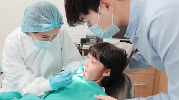 Aziatische Vrouwelijke Pediatrische Tandarts Controleert Onderzoekt Meisje Tanden Met Haar — Stockvideo