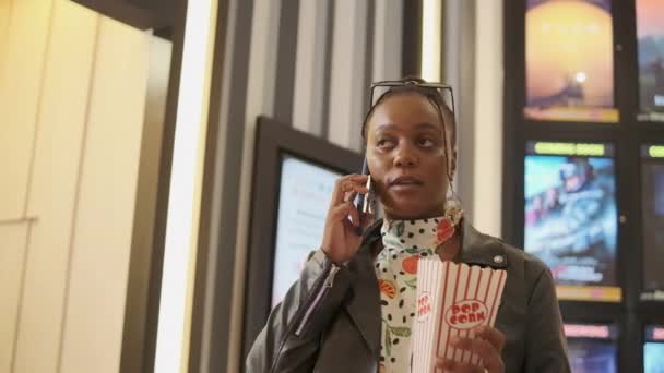 Giovane Donna Afroamericana Con Popcorn Che Chiama Cellulare Amico Ritardo — Video Stock