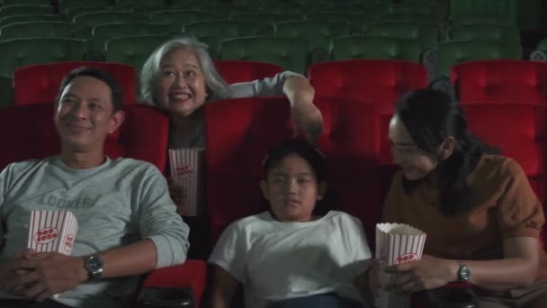 Audiências Familiares Asiáticas Gostam Assistir Cinema Juntos Nos Cinemas Criança — Vídeo de Stock