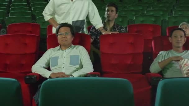 Een Late Man Loopt Naar Bioscoop Zetel Onderbreekt Latijnse Man — Stockvideo