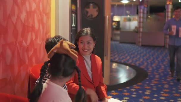 Vrolijke Aziatische Familie Bij Bioscoop Show Mam Kinderen Zitten Theaterstoel — Stockvideo