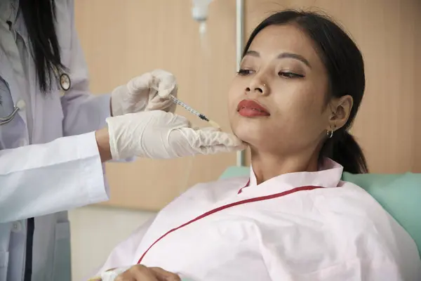 Lekarz Kosmetyczny Wstrzykuje Botoks Twarz Azjatyckiej Pacjentki Leczenie Pielęgnacji Ciała — Zdjęcie stockowe