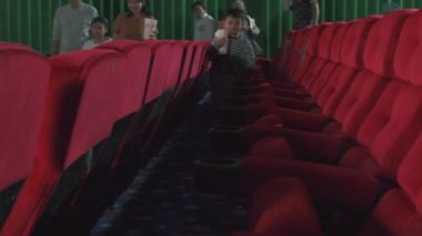 Tiyatro açıldığında ve sinema gösterilerinde çeşitli izleyiciler sinema koltuklarına gelir. Sahnede birlikte izlemenin, kapalı alanda eğlencenin, film gösterilerinin ve mutlu ve neşeli insanların keyfini çıkarırlar..