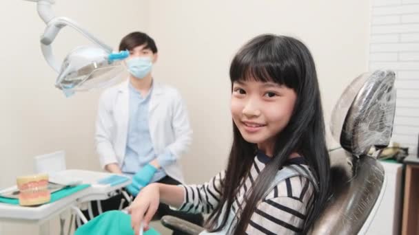 Portret Azjatyckiej Dziewczynki Szczoteczką Zębów Męskim Stomatologiem Dziecięcym Profesjonalna Opieka — Wideo stockowe