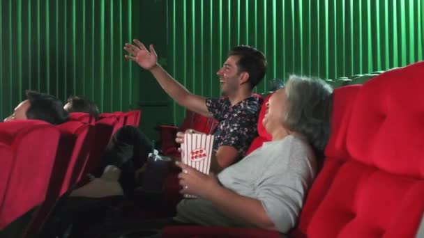 다양한 사람들이 영화관에서 영화를보고 있습니다 아시아 여성과 관객은 행복하고 팝콘과 — 비디오