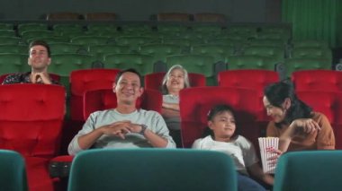 Asyalı aile izleyicileri sinemada birlikte sinema izlemekten hoşlanırlar. Çocuk ve ebeveynlerin kapalı bir eğlence hayatı var. Gösteri sanatları gösterileri var. Mutlu ve neşeli, patlamış mısır ve bir gülümseme..