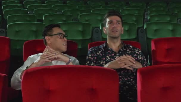 Para Męskich Widzów Miłośników Wyraża Emocje Oglądając Razem Romantyczne Kino — Wideo stockowe