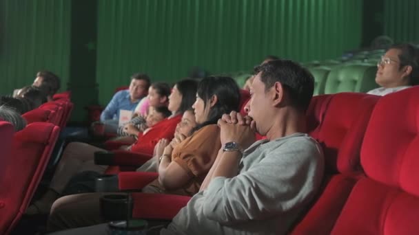Různí Lidé Divadle Asijská Rodina Další Diváci Bojí Sledování Thrilleru — Stock video