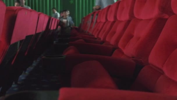 Διάφορα Ακροατήρια Έρχονται Κινηματογραφικές Θέσεις Όταν Ανοίγει Θέατρο Και Δείχνει — Αρχείο Βίντεο
