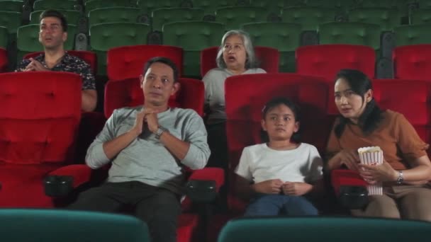 Várias Pessoas Teatro Família Asiática Público Multirracial Têm Medo Assistir — Vídeo de Stock