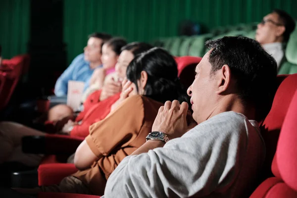 Tiyatroda çeşitli insanlar var. Asyalı adam ve pek çok seyirci korku filmi ve korku filmi izlemekten korkuyor. Film sahnesinde birlikte korkuyorlar. Hafta sonları ise film gösterisiyle eğlence hayatı yaşıyorlar..