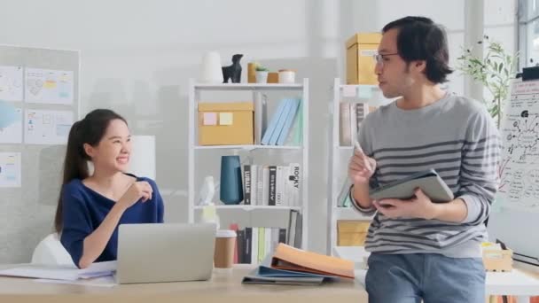 Two Young Asian Startup Company Partners Discuss Brainstorm Casual Small — Stock Video