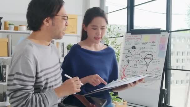 Deux Jeunes Partenaires Start Asiatiques Désaccord Sur Les Opinions Argumentent — Video