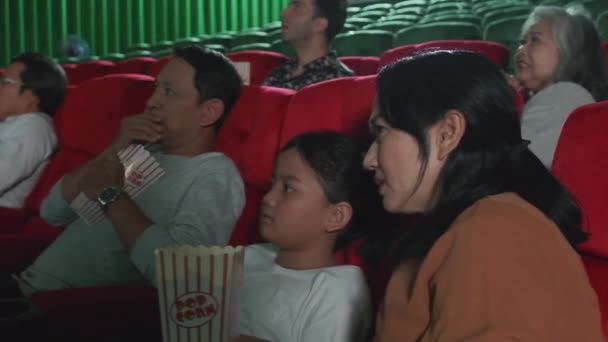 Olika Människor Teatern Asiatisk Familj Och Multiracial Publik Rädda För — Stockvideo