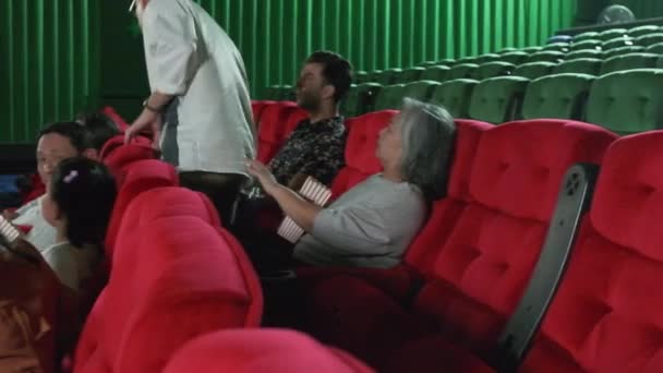 Hombre Tarde Camina Asiento Del Cine Utiliza Teléfono Móvil Interrumpe — Vídeo de stock
