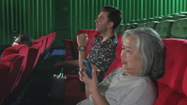 Las Mujeres Mayores Que Usan Teléfonos Móviles Cine Molestan Público — Vídeo de stock