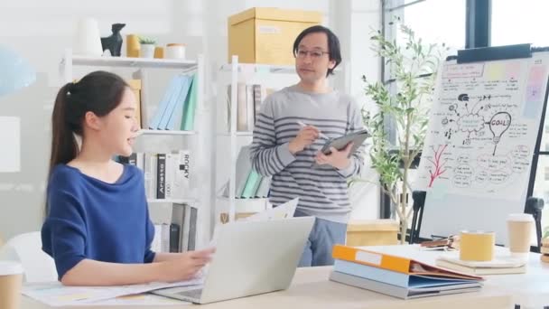 Två Unga Asiatiska Startupföretag Partner Diskutera Och Brainstorm Casual Småföretag — Stockvideo