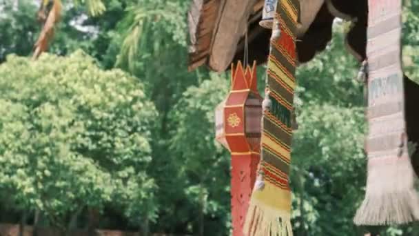 Thajské Tradiční Řemeslo Visí Mobilní Třepetání Mávání Větru Chrámu Lanna — Stock video