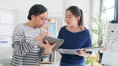 Küçük işletme bürosunda fikir ayrılığına düşen iki genç Asyalı şirket ortağı, kâr pazarlama planlama işleri ve E-ticaret girişimcisi ve iş arkadaşı olarak serbest çalışma konusunda hayal kırıklığına uğradılar..