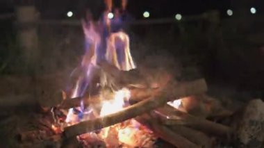 Yakın çekim şenlik ateşi, sıcak ateş, yakacak odun yığını, kırsalda kamp yapmak için sıcak odun, alev alev yanan ateş, gece kamp ateşi..