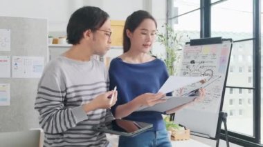İki genç Asyalı şirket ortağı gelişigüzel küçük işletme ofisinde, maliyet ve kar pazarlama planlama işlerinde ve E-ticaret girişimcisi ve iş arkadaşı olarak serbest çalışma konularında tartışıp fikir alışverişinde bulunurlar..