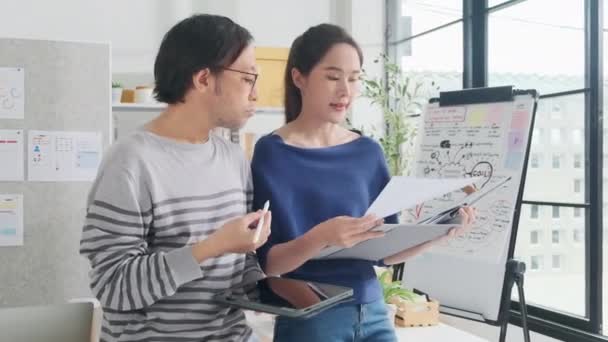 Två Unga Asiatiska Startupföretag Partners Diskutera Och Brainstorm Casual Småföretag — Stockvideo