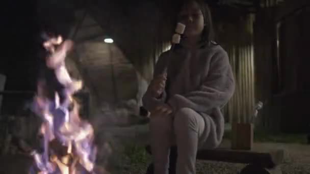 ある小さなアジアの少女は火の炎でマシュマロのバーベキューをローストしました ナイトキャンプ遠足休暇 自然学習経験 アウトドアライフスタイルの休日 そして田舎の冒険旅行 — ストック動画
