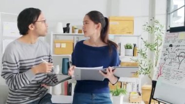 Küçük işletme bürosunda fikir ayrılığına düşen iki genç Asyalı şirket ortağı, kâr pazarlama planlama işleri ve E-ticaret girişimcisi ve iş arkadaşı olarak serbest çalışma konusunda hayal kırıklığına uğradılar..