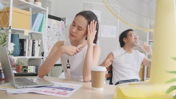 Zwei Asiatische Arbeiter Arbeiten Sommer Unglücklich Bei Heißen Temperaturen Schreibtisch — Stockvideo