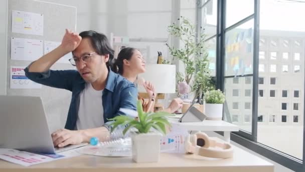 Dva Asijští Dělníci Jsou Nespokojeni Prací Horkými Teplotami Neformální Kanceláři — Stock video